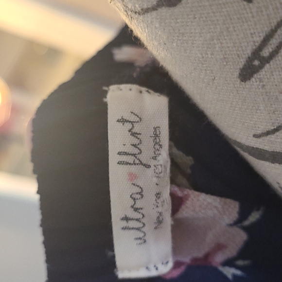 Ultra Flirt Floral Flowy Cold Shoulder Top - Picture 4 of 4